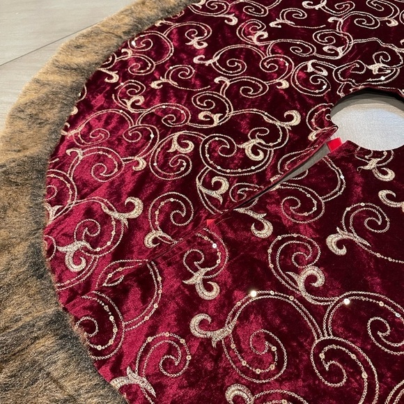 Valery Madelyn Christmas Tree Skirt 48 inch With Gold Scrolling Sequins Fur - Picture 5 of 8
